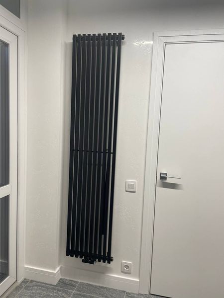 Радіатор вертикальний Betatherm Quantum 1800мм/405мм бокове підк. (Чорний) BQ 1180/10 9005M 34 фото
